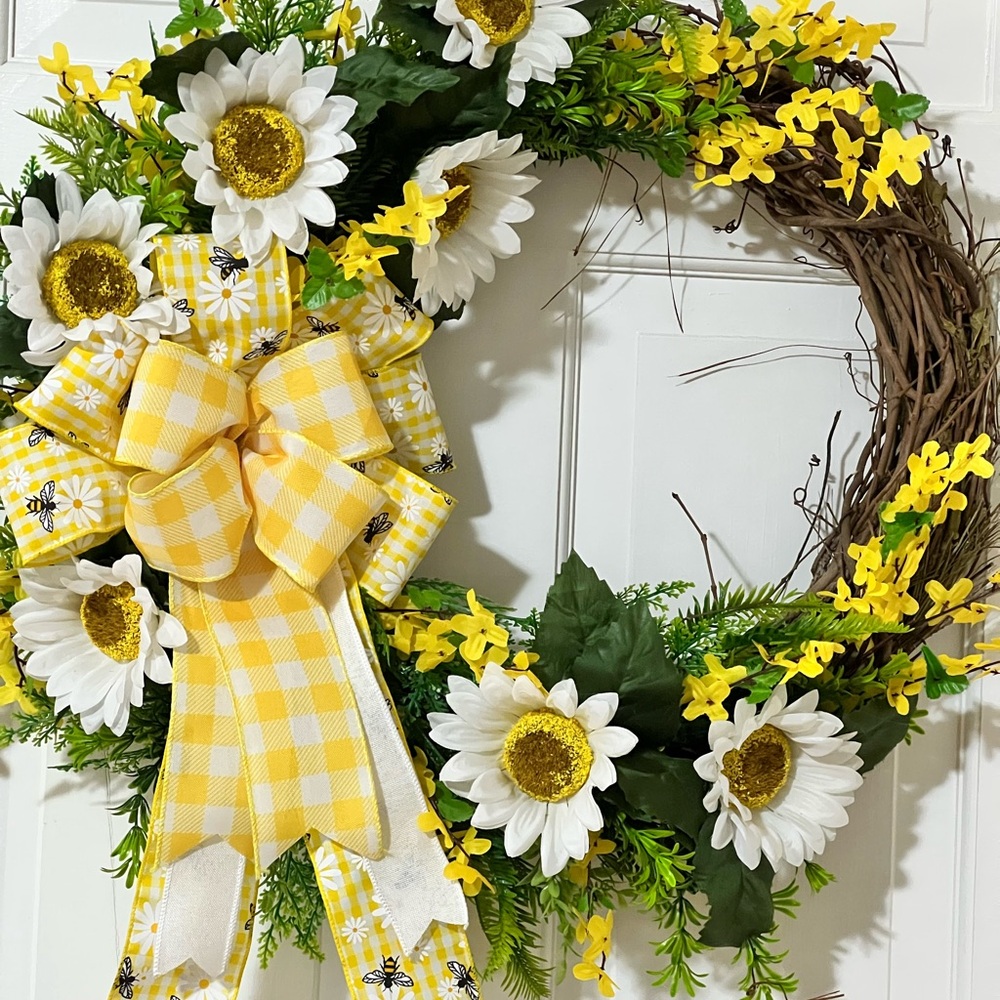 Cheerful Yellow and White Wreath Wall Decor